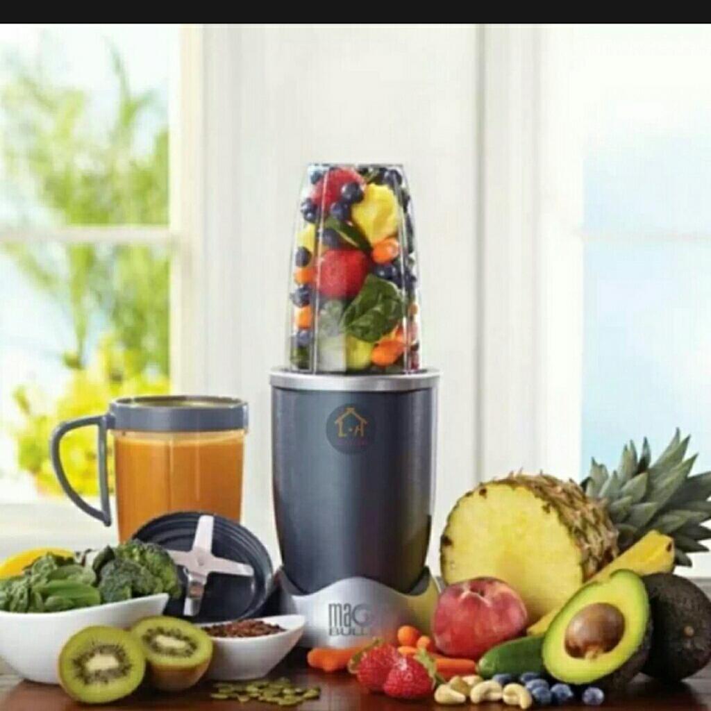 Electric blender with durable blades for crushing ice and blending fruits smoothly
