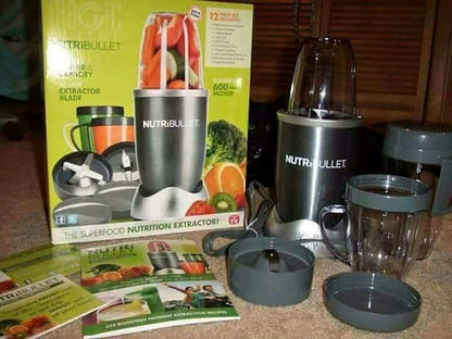 Countertop blender for preparing smoothies sauces and drinks quickly and efficiently
